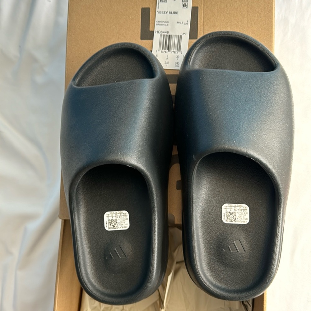 Adidas Yeezy Slides size 6